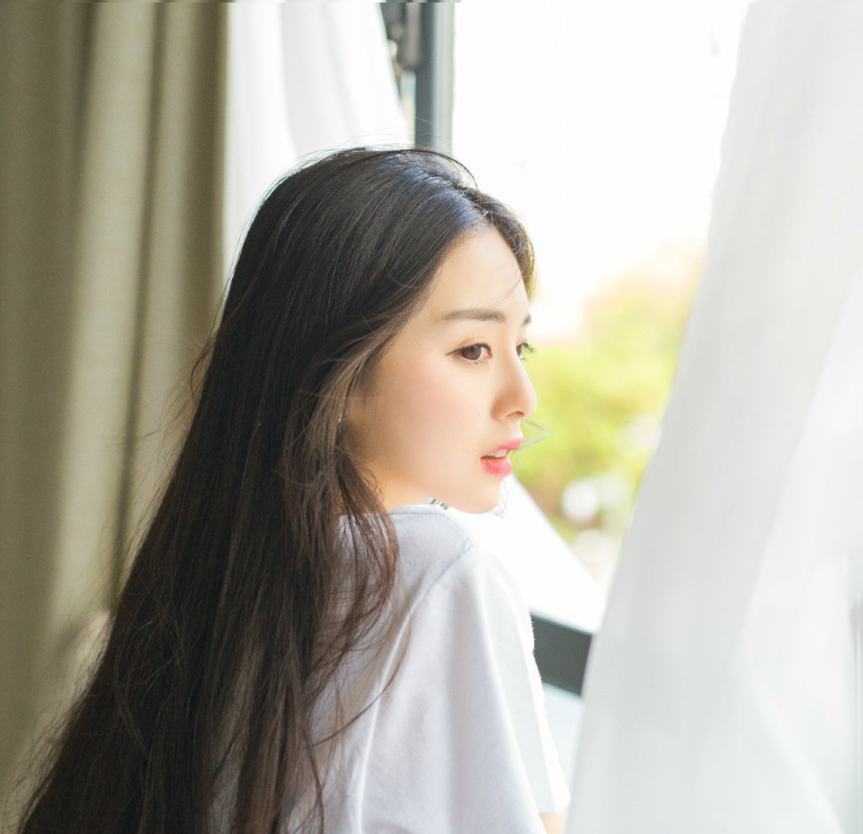 一个真正的朋友会握着你的手，触动你的心。